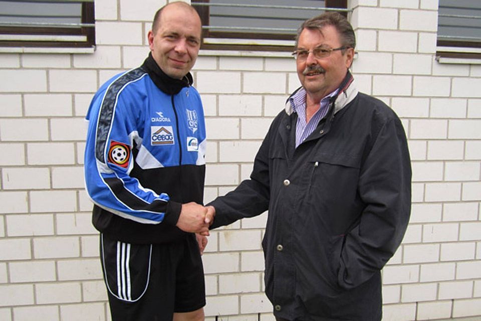 Auf gute Zusammenarbeit: Spartenleiter Manfred Spenninger (rechts) und Neu-Trainer Rico Langhof.  Foto: Unflath