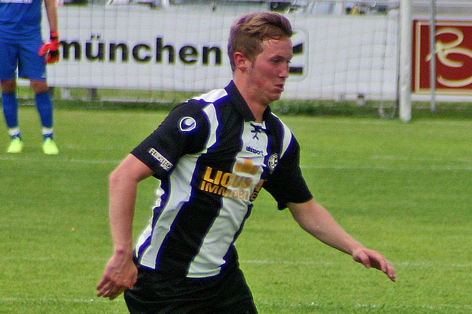 Maximilian Schuch setzte beim Schwabmünchner 3:0-Sieg gegen den Landesligisten TSV Aindling mit dem Treffer zum 3:0 den Schlusspunkt.  Foto: Manfred Stahl