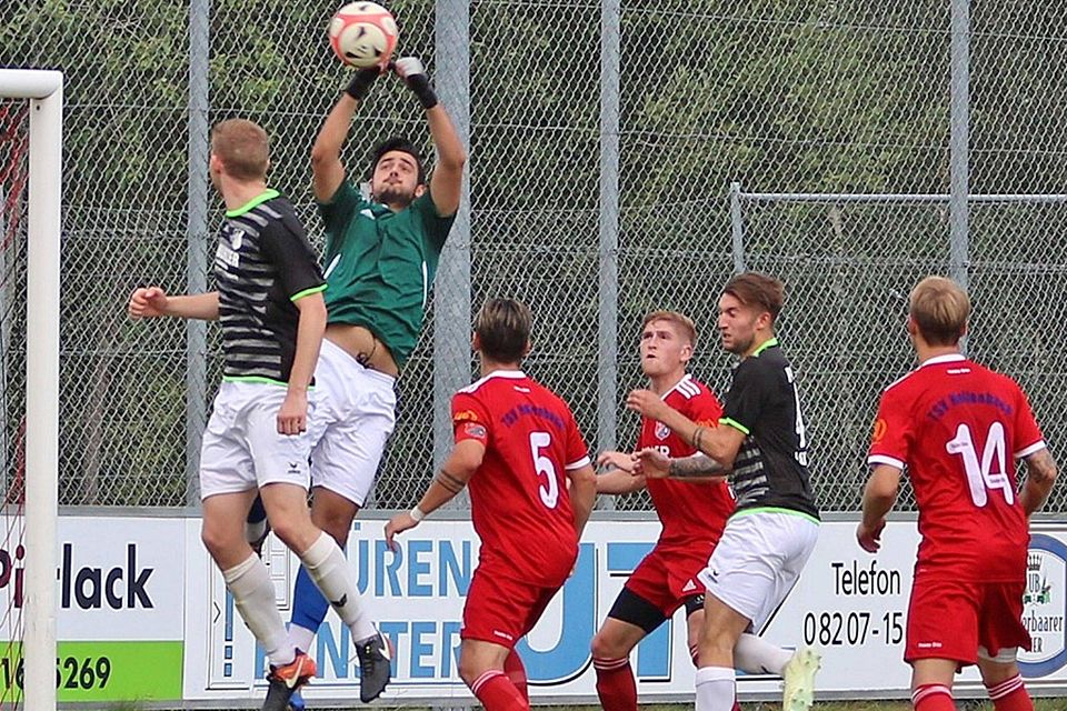 Vor einem Jahr stieg das letzte Derby: Am Samstag stehen sich der TSV Hollenbach (in rot) und der FC Affing wieder gegenüber.