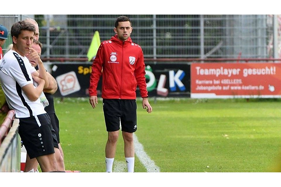 Alex Käs (Bildmitte) soll den TSV Rain zum Klassenerhalt in der Regionalliga führen. 