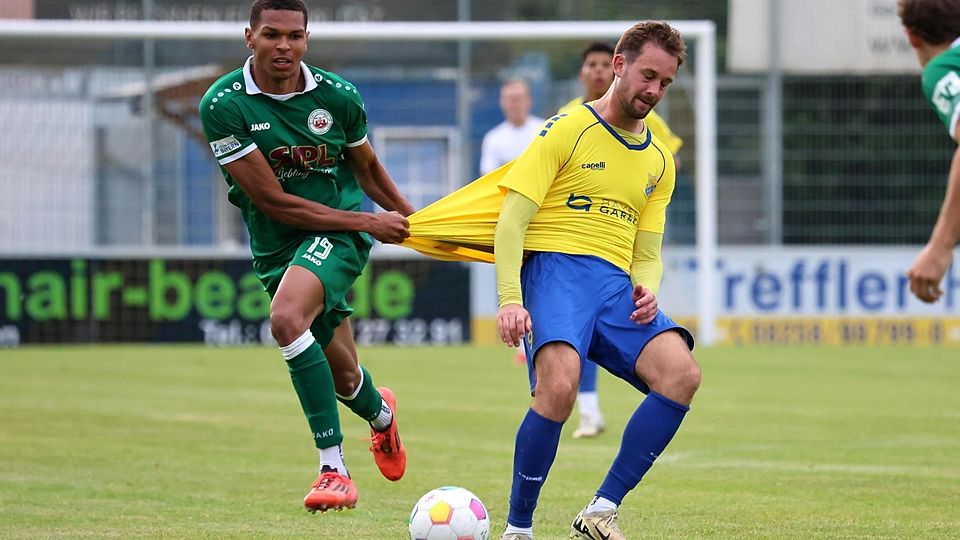 Trikottest: Kevin Mutove hindert Florian Gebert am Weiterkommen.