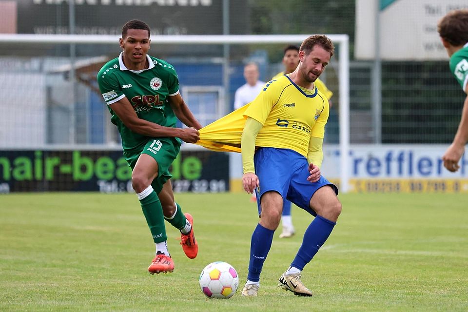 Trikottest: Kevin Mutove hindert Florian Gebert am Weiterkommen.