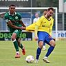 Trikottest: Kevin Mutove hindert Florian Gebert am Weiterkommen.
