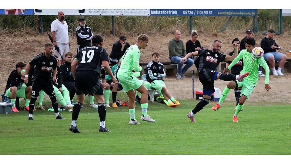 Ein enges Match gegen den TuS Winzenheim (grüne Trikots) bestaunte die Bank der SG Guldenbachtal.	Foto: Mario Luge