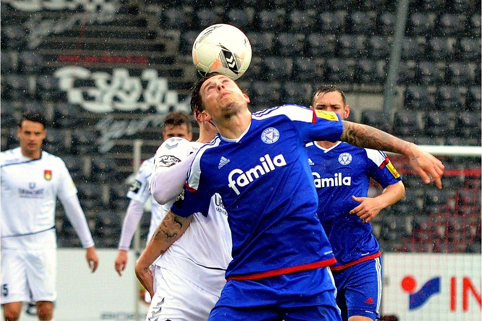 Kiels Steven Lewerenz behauptet sich im Kopfballduell. Foto: Hermann