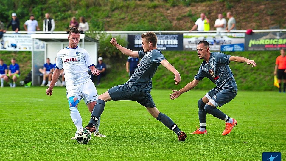 Mit seinem Treffer zum 1:0 leitete „Deandorf“-Spielertrainer Sebastian List (links) den Heimerfolg seiner Mannschaft gegen den SV Hofkirchen ein
