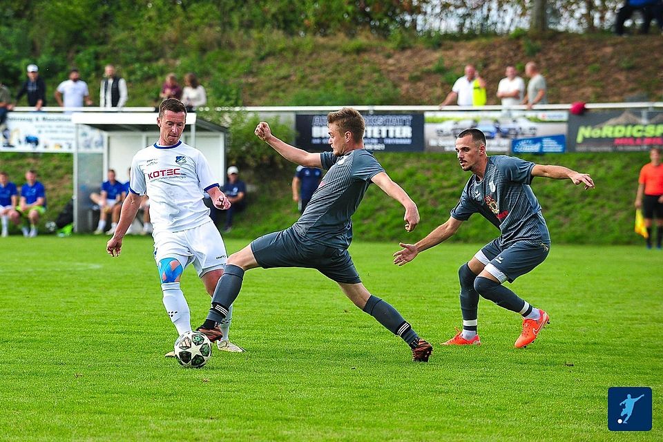 Mit seinem Treffer zum 1:0 leitete „Deandorf“-Spielertrainer Sebastian List (links) den Heimerfolg seiner Mannschaft gegen den SV Hofkirchen ein