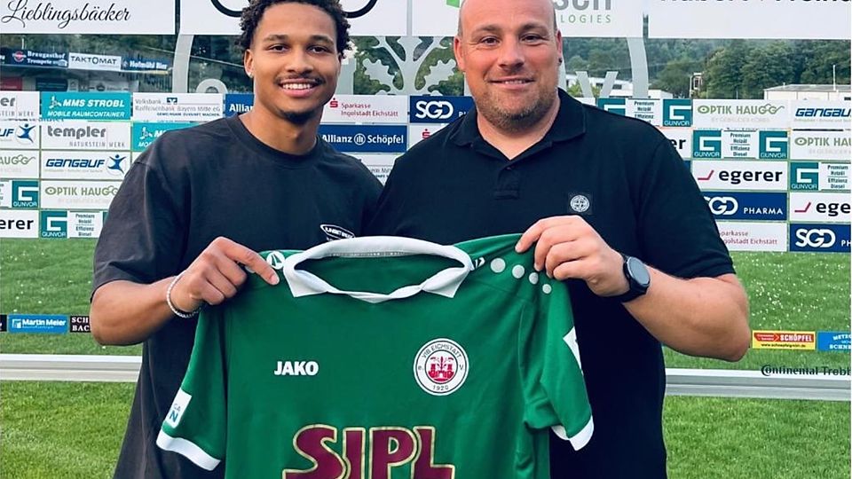 Eichstätts Sportlicher Leiter Tobias Grimm (re.) begrüßt Alexander Beusch.