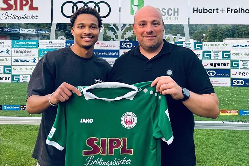 Eichstätts Sportlicher Leiter Tobias Grimm (re.) begrüßt Alexander Beusch.