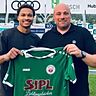 Eichstätts Sportlicher Leiter Tobias Grimm (re.) begrüßt Alexander Beusch.
