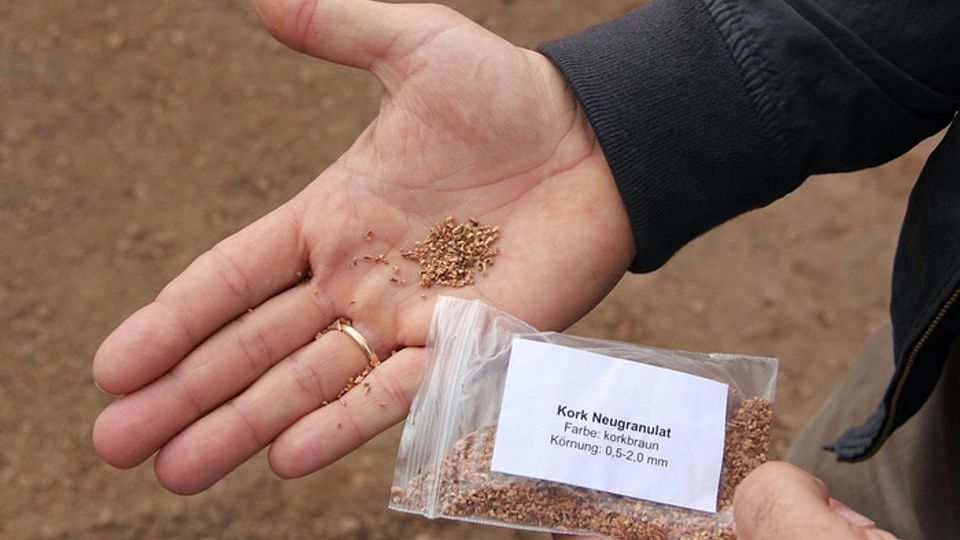 Die­ses Kork­gra­nu­lat kommt in Meer­busch zum ers­ten Mal bei ei­nem Kunst­ra­sen­platz zum Ein­satz.