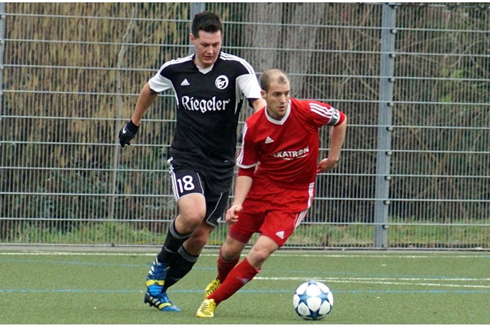 Glücklich sezte sich der SV Ballrechten-Dottingen (rot) gegen den FC Teningen durch. | Foto: Thorsten Lüdtke