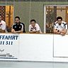Premiere: Silvano Fiore (in Schwarz) und Christoph Sperberg (rechts) traten am Sonnabend beim Sportcenter-Cup erstmals vor größerem Publikum als Trainer in Erscheinung. Eine gute Leistung reichte TuS Dabergotz dennoch nur für Rang sechs.  ©MZV