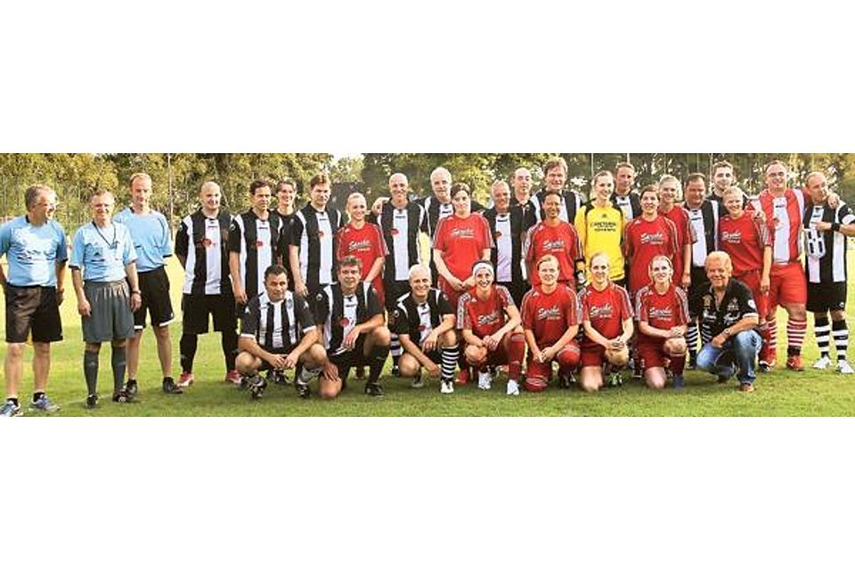 Vor dem Spiel vereint: Der Gloria FC und  die Frauen des BV Cloppenburg. Den Anstoß führte Schlagersänger  Mel Jersey (unten rechts) aus. Michael Hiller