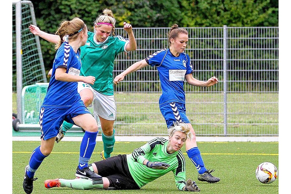 Abgewehrt: Ahrensburgs Torhüterin Michelle Kämereit verhindert hier gegen die Klausdorferin Hild das 2:0. Links Karen Reiter, rechts Fenja Bannach.ism
