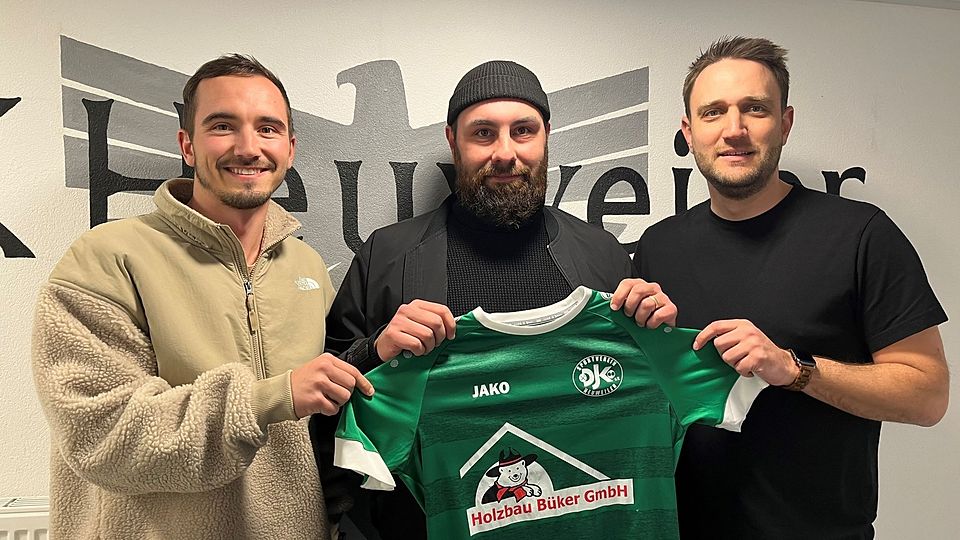 Auf dem Bild zu sehen (von links nach rechts): P. Wuchner (Spielausschuss), Fabian Hederer (Trainer), Sebastian Kaltenbach (Vorstand Sport).