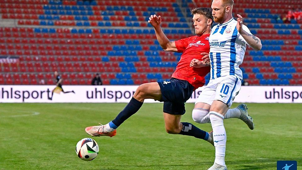Ben Schlicke mit Grätsche gegen Hansa Rostock.
