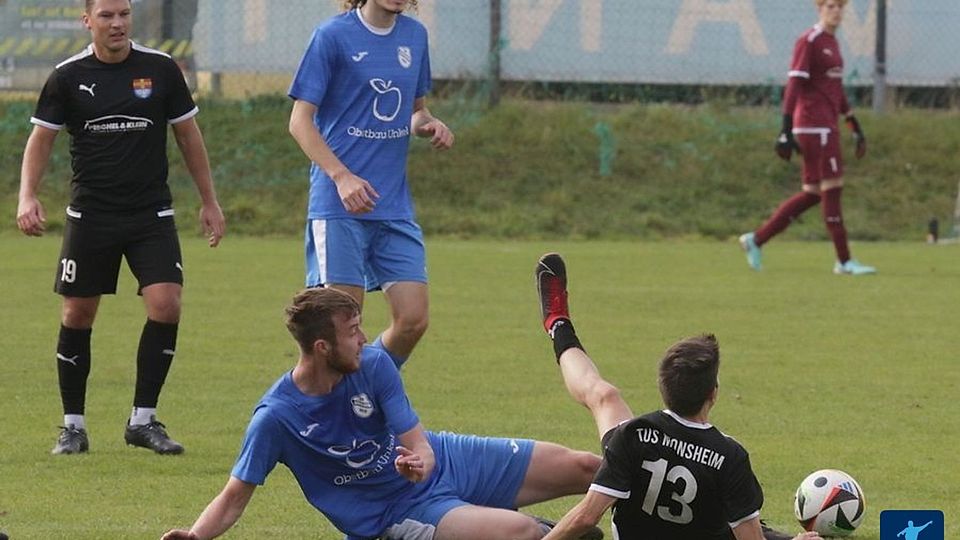 Der SV Leiselheim (blaue Trikots) steckt mitten im Abstiegskampf.