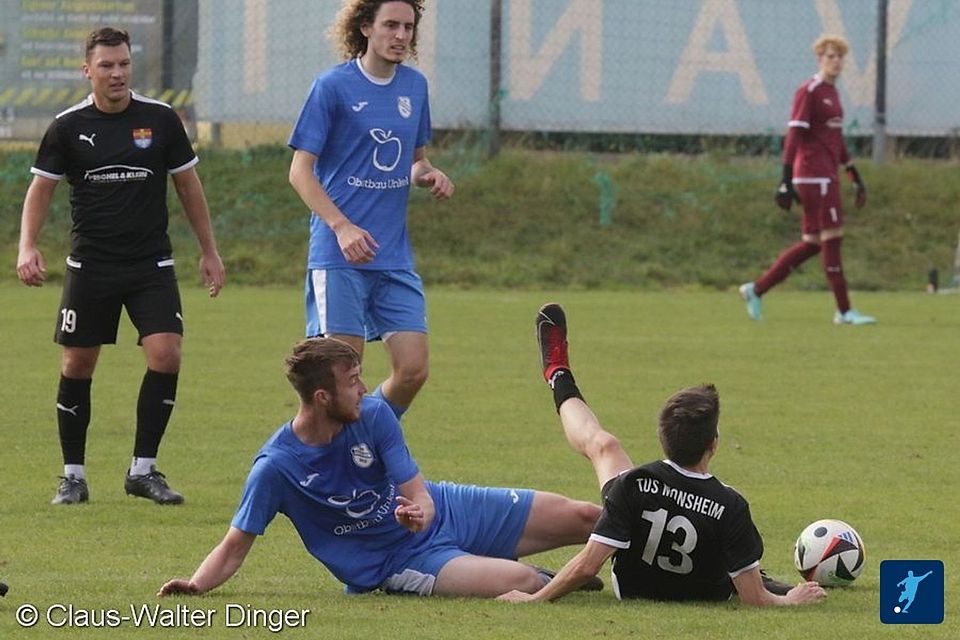 Der SV Leiselheim (blaue Trikots) steckt mitten im Abstiegskampf.