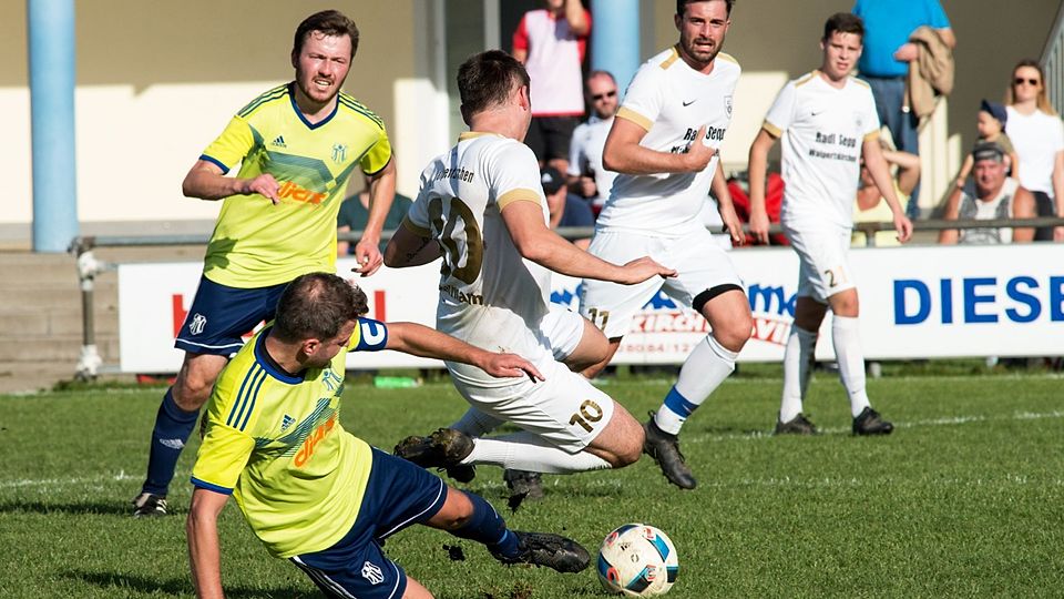 Der SV Walpertskirchen (weiße Trikots) hat mit 42 Punkten einen Zähler mehr als der Tabellennachbar SC Moosen/Vils.