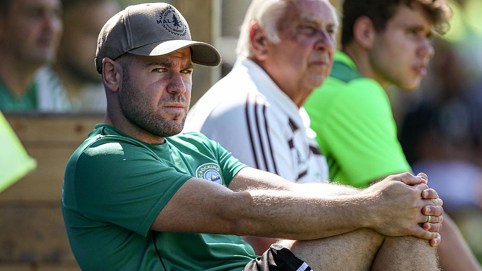 Will sich in Ruhe Gedanken über seine Zukunft machen: Trainer Simon Gebhart (l.)