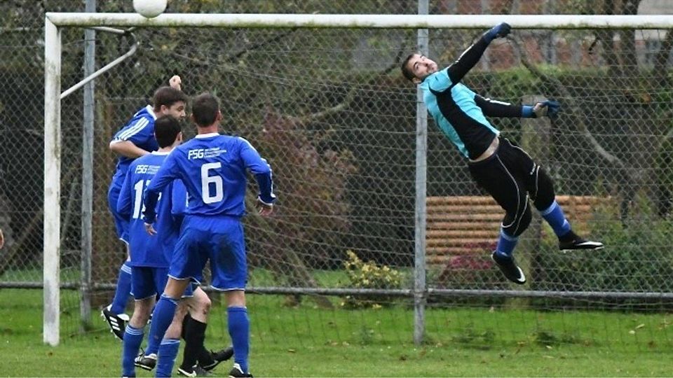 Torwart Henrik Gröbel von der FSG Bessingen/Ettingshausen/Langsdorf lenkt eine Flanke zur Seite. Zur Not wären seine Abwehrspieler da gewesen, um zu klären. Und bei fünf Toren Abstand hätte ein Gegentor wohl nicht besonders weh getan.	Foto: Schepp