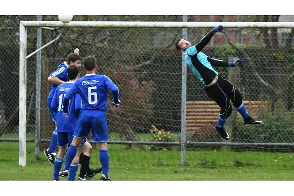 Torwart Henrik Gröbel von der FSG Bessingen/Ettingshausen/Langsdorf lenkt eine Flanke zur Seite. Zur Not wären seine Abwehrspieler da gewesen, um zu klären. Und bei fünf Toren Abstand hätte ein Gegentor wohl nicht besonders weh getan.	Foto: Schepp