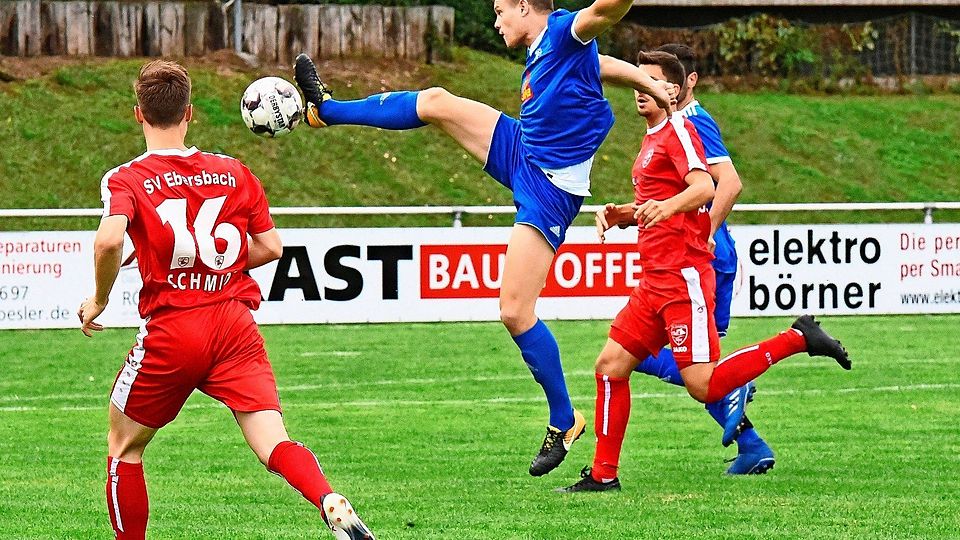 Tobias Oesterwinter (Mitte) leitete mit seinem weiten Zuspiel den Führungstreffer des SC Stammheim ein.