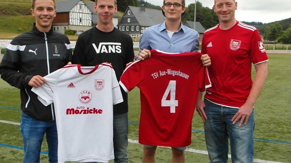 Torben Belz (rechts), Trainer des TSV Aue-Wingeshausen, begrüßt mit Lukas Althaus, Fabian Stremmel und Lars Koch (von links) drei neue Spieler im Kader der ersten Mannschaft. Foto: Verein