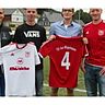 Torben Belz (rechts), Trainer des TSV Aue-Wingeshausen, begrüßt mit Lukas Althaus, Fabian Stremmel und Lars Koch (von links) drei neue Spieler im Kader der ersten Mannschaft. Foto: Verein