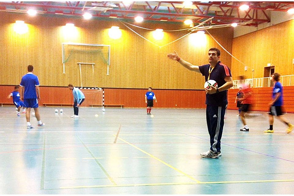 Jose Maria Pazos Mendez wies die Lehrgangsteilnehmer in die Futsal-Feinheiten ein.