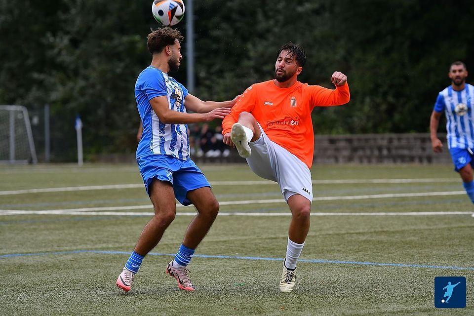 Hellas Darmstadt (hier in orangenen Trikots) bleibt durch den Sieg gegen Traisa weiter am VfB Ginsheim (blau-weiß) dran.