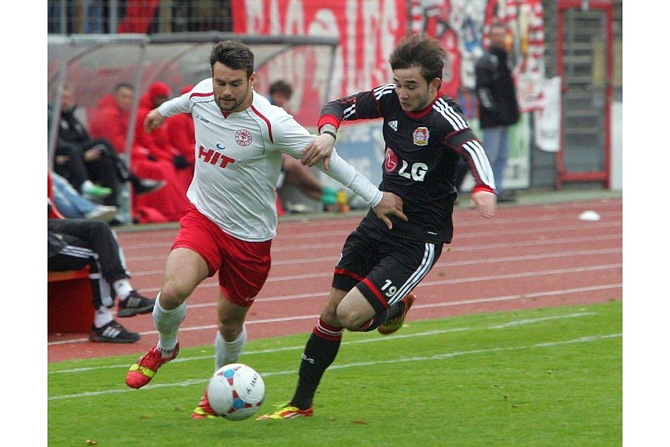 Christoph Siefkes im Laufduell mit Fortunas Torschützen zum 2:2, Jan-André Sievers, Foto: Rainer Dahmen