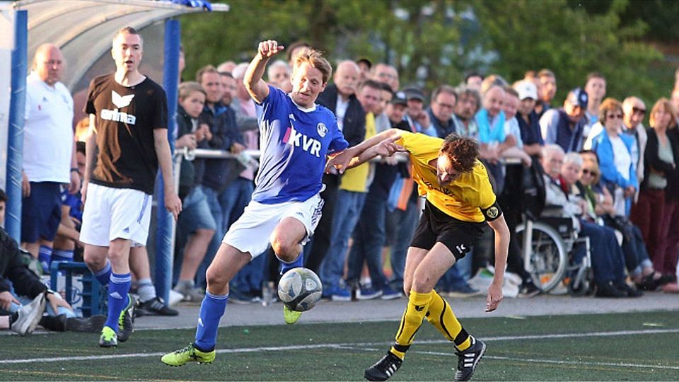 Gau-Algesheims Arno Lemke setzt sich im Zweikampf mit dem Budenheimer Philipp Völckers (rechts) durch. SVGA-Trainer Thomas Klöckner (links) beobachtet die Szene.	Foto: Edgar Daudistel