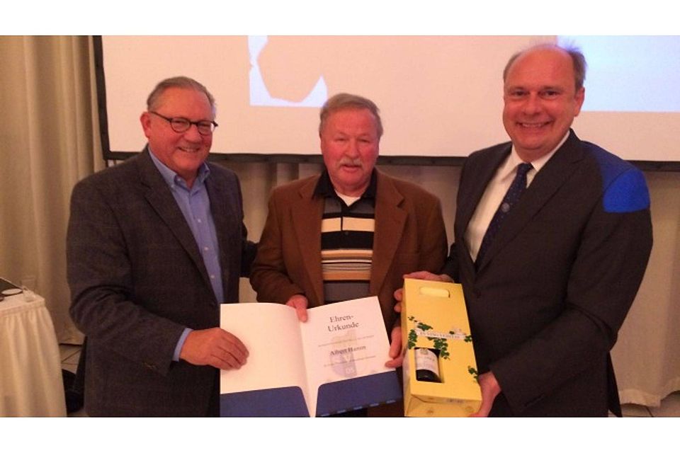 Roman Gottschalk (rechts) und Harry Thiele (links) ehren Albert Hamm für seine 50-jährige Eintracht-Mitgliedschaft. Foto: Mirko Blahak