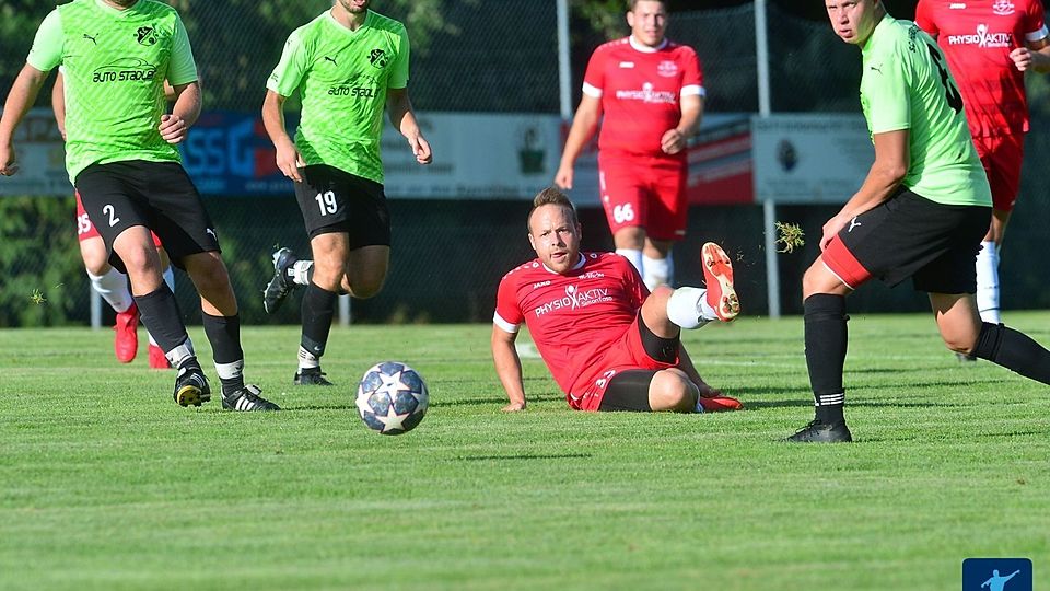 Gelingt es dem SC Herzogsreut (in grün) den SSV Hinterschmiding (in rot) ein Bein zu stellen?
