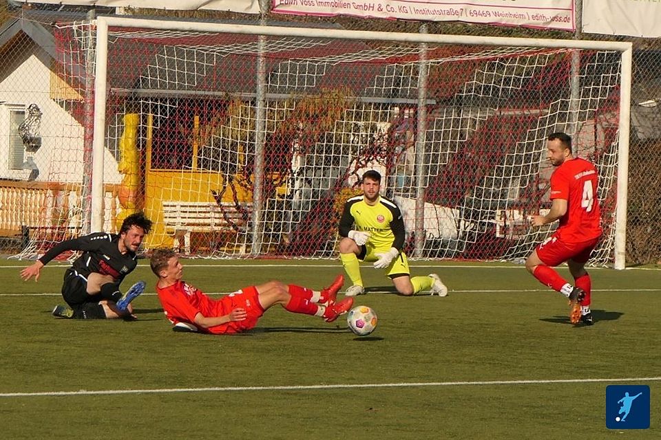 Die Lützelsachsener (rot) wollen ihrem scheidenden Trainer Frank Schüssler möglichst viele Punkte zum Abschied besorgen.