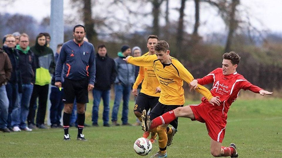 Nach starkem Saisonbeginn sind Tobias Waibel (rotes Trikot) und die SG Illmensee/Heiligenberg aus der Spitzengruppe auf Rang vier abgerutscht. Links Marc Moßmann vom SV Denkingen II. Archivfoto: Bodon
