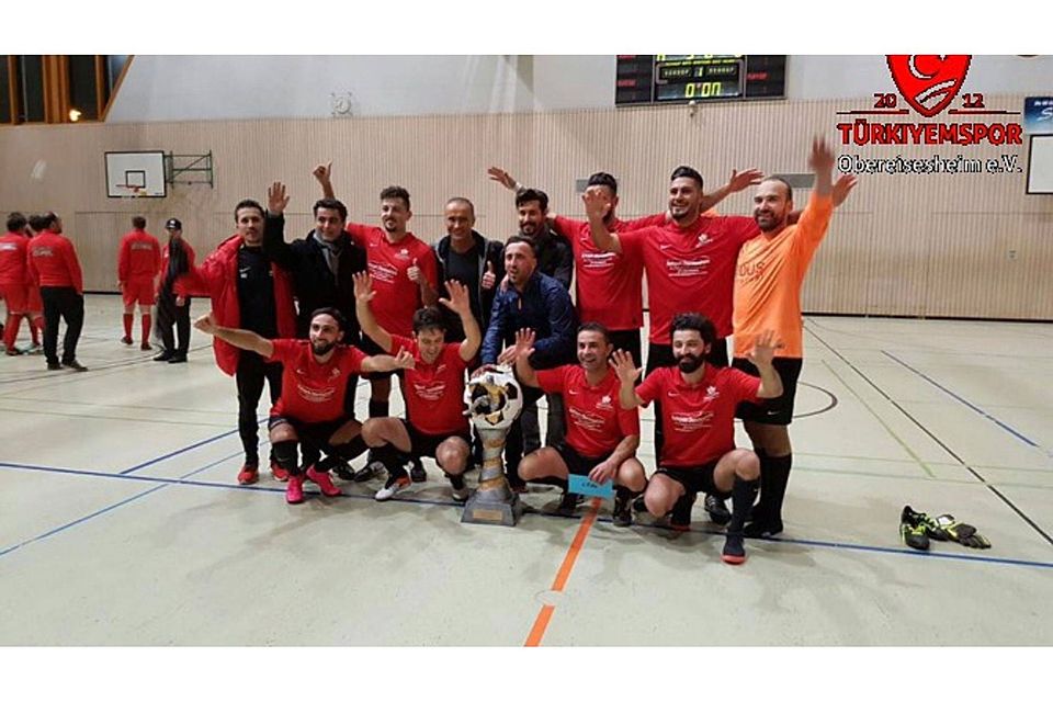 Türkiyemspor Obereisesheim sicherte sich den großen Siegerpokal in Kirchardt. Foto: Facebook-Seite Türiyemspor.