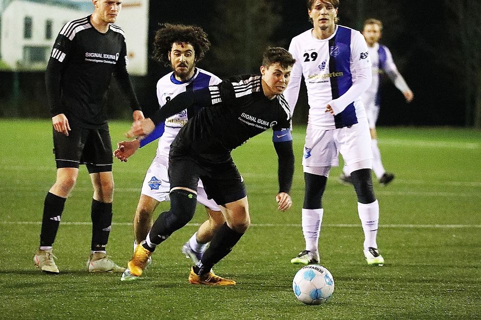 Thalmassings neuer Stürmer Younes Benslimane (links in Weiß) erzielte seine ersten drei Tore für den Bezirksligisten.