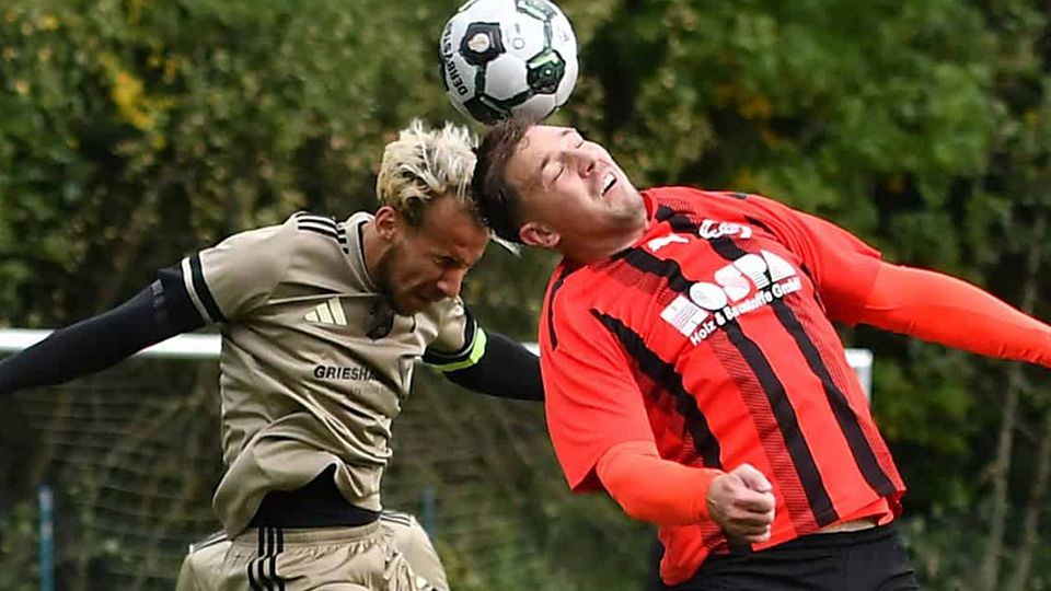 Kapitän Abdel-Amin Bouhouch (links) brachte Laufenburg II in Führung und behält hier gegen den Bad Säckinger Nico Erhardt die Lufthoheit. | Foto: Jürgen Rudigier