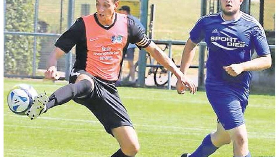 Technisch versiert! Gästekapitän Magnus Brutscher (links) fährt die Fühler aus und sichert sich den Ballbesitz. Foto: Barth