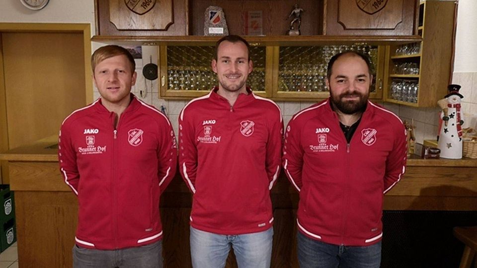 Abteilungsleiter Martin Baumann (r.) mit dem neuen Trainer Matthias Plötz (Mitte) und dem künftigen Co-Trainer Thomas Iglhaut, der die DJK als Spieler schon zum Winter verstärkt. Foto: J. Adam