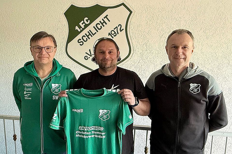 Neues Gesicht im Trainerteam des 1. FC Schlicht: Stephan Hensel (Mitte).