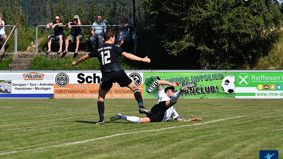 Artistische Einlage eines Spielers des TSV Reuth, der mit dem 2:0-Sieg im Heimspiel gegen die SpVgg Schirmitz wichtige Punkte ergattern konnte.