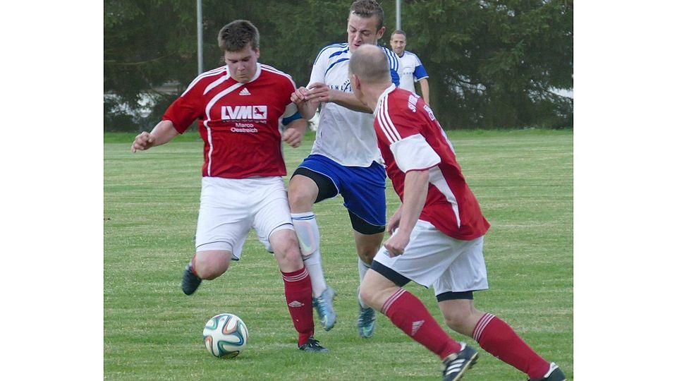 Während der SV Nieder-Moos einen deutlichen Auswärtserfolg bei der SG Huttengrund II einfuhr, musste sich die SG Freiensteinau II bei der SG Oberzell/Züntersbach II knapp geschlagen geben. 	Foto: Henning