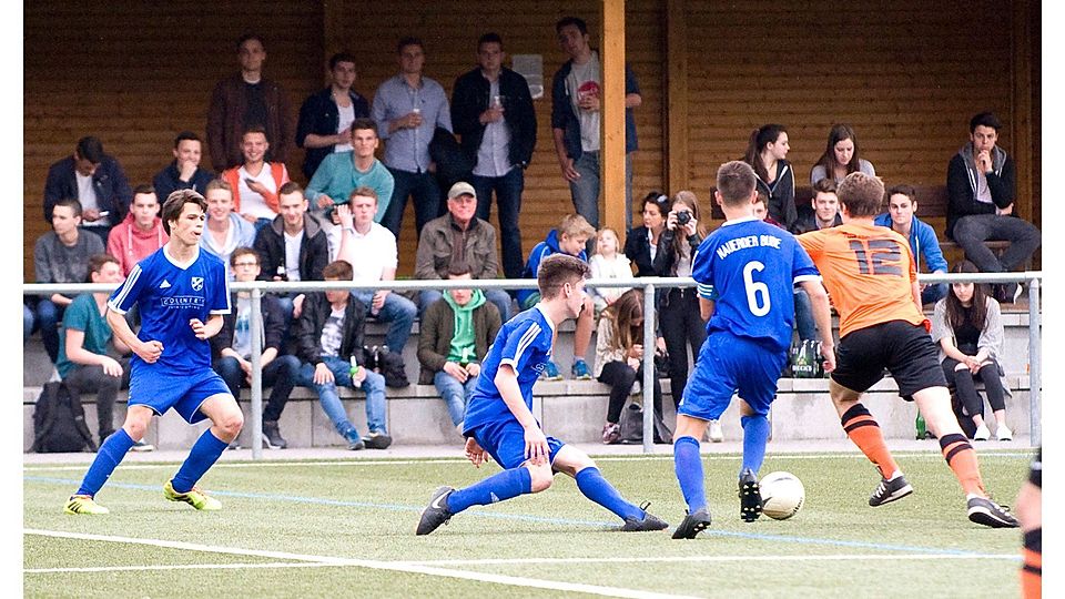 Alle Augen auf den Ball: Vor toller Kulisse trennen sich der FC Naurod und der TuS Nordenstadt II 1:1. Foto: Christopher Pfannebecker