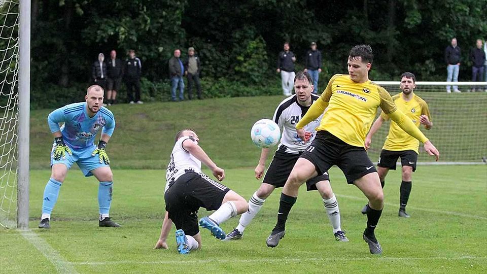 Das 2:1 durch ein schönes Tor Mathis Bremer (re., Wiker SV) war einer die entscheidende Gabelungen zum Sieg.