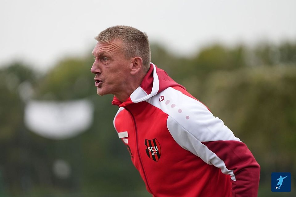 Axel Bellinghausen ist auch an der Seitenlinie mit vollem Körpereinsatz bei der Sache. Axel Bellinghausen ist auch an der Seitenlinie mit vollem Körpereinsatz bei der Sache.