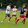 Rhythmus-Vortänzer ist Trainer Klaus Gallmann (ganz rechts), die Spieler folgen ihm im ersten Training nach der Sommerpause im Takt. | Foto: Jürgen Ruoff